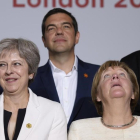 Theresa May y Angela Merkel con otros dirigentes durante la cumbre de los Balcanes occidentales. /-AP / LEON NEAL