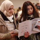 Dos mujeres visitan la segunda feria del trabajo para los inmigrantes y los refugiados celebrada en Berlín en el 2015.-REUTERS/ FABRICIO BENSCH