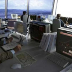 Controladores aéreos trabajando en el Aeropuerto Adolfo Suárez Madrid-Barajas-JUAN M. ESPINOSA (EFE)