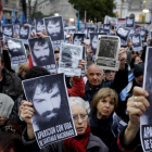 Manifestación en Buenos Aires en protesta por la desaparición del activista Santiago Maldonado.-AP / VICTOR R. CAIVANO