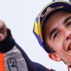 Marc Márquez (Honda), feliz en lo más alto del podio de Phillip Island (Australia).-ALEJANDRO CERESUELA