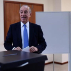 El candidato de la derecha a la presidencia de Portugal, Marcelo Rebelo de Sousa, sonríe antes de emitir su voto.-AFP / FRANCISCO LEONG