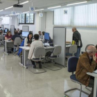 Unos ciudadanos hacen la declaración de la renta en una oficina de Barcelona de la Agencia Tributaria, el 2017.-/ FERRAN SENDRA