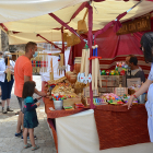 Los puestos del mercado medieval volvieron a llenar las calles de Molinos. R. F.
