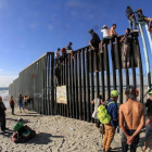 Decenas de inmigrantes llegan a Estados Unidos cruzando los muros que dividen dicho país con México.-EFE