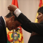 Sánchez es agasajado por el presidente boliviano Evo Morales-AIZAR RALDES