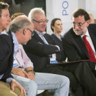 Rajoy habla con Cristóbal Montoro ante el presidente del PP de Murcia, Ramón Luis Valcárcel, y Carlos Floriano, durante la Intermunicipal del PP, este domingo en Murcia-Foto: EFE/ MARCIAL GUILLÉN