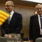 El ministro de Hacienda, Cristobal Montoro, (izquierda) en una reunión con el 'conseller' de Economia, Andreu Mas-Colell en julio del 2014.-RODRIGO GARCÍA