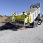 Trabajadores arreglando un tramo de carretera provincial.-A. M.