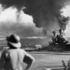 Barcos de EEUU en llamas durante el ataque sorpresa a Pearl Harbor, en 1941.-AP