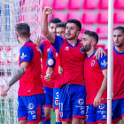 Tamayo recibe la felicitación de sus compañeros tras conseguir el segundo gol ante el Formentera. MARIO TEJEDOR. .