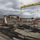 Cables esparcidos frente a la grúa Sansón en el astillero Harland and Wolff en Belfast, Irlanda del Norte.-Liam McBurney / AP