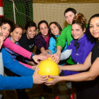 El grupo de chicas que hace un año se reúne un día a la semana para jugar al fútbol.-Álvaro Martínez