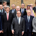 Foto de familia de los participantes en la conferencia sobre Oriente Próximo de París con el presidente francés, François Hollande, en el centro.-AFP / BERTRAND GUAY