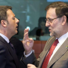 El primer ministro italiano, Matteo Renzi, y Mariano Rajoy, en una fotografía tomada en una cumbre europea en el 2014.-AFP PHOTO / ALAIN JOCARD