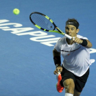 Rafael Nadal en acción ante el alemán Mischa Zverev.-JOSÉ MÉNDEZ / EFE