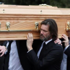 Jim Carrey (con barba), portando el féretro de su exnovia.-AP / NIALL CARSON