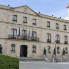 Exterior del palacio provincial. / VALENTÍN GUISANDE-