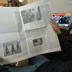 Un paquistaní lee la edición local de 'The New York Times', en la que ha sido eliminada la información sobre 'Charlie Hebdo', este miércoles en Islamabad.-Foto: AFP / AAMIR QURESHI