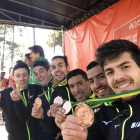 El soriano Daniel Mateo, segundo por la izquierda, presume de medalla de bronce junto a su equipo.-HDS