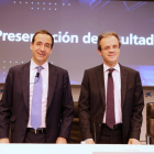 El presidente de CaixaBank, Jordi Gual (derecha), y el consejero delegado de la entidad, Gonzalo Gortázar, presentan en rueda de prensa los resultados económicos del ejercicio 2016.-JOAN CORTADELLAS