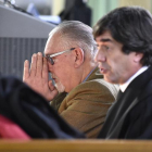 Luis Ciria, con las manos sobre la cara, y a su izquierda su abogado el martes durante el juicio celebrado en la Audiencia Provincial.-VALENTÍN GUISANDE