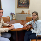 El alcalde de El Burgo, Antonio Pardo, y la adjudicataria del servicio, Miriam Rojo, tras la firma del convenio.- HDS
