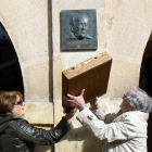 Rosa Romero y Jesús Bárez descubren la placa que conmemora el 75 aniversario de la muerte de Machado.-BELÉN SANTOS