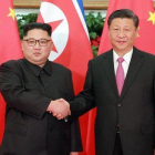 Fotografía de archivo de mayo del 2018 de Kim Jong-un y Xi Jinping en Dalian, China.-EFE