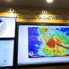 Preparativos para el impacto del huracán Matthew en el Centro Nacional de Huracanes de EEUU.-CRISTOBAL HERRERA / EFE