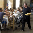 Un camarero sirve a un grupo de clientes en una terraza.-JOSEP GARCÍA