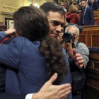 Pedro Sánchez y Pablo Iglesias fundidos en un abrazo en el hemiciclo del Congreso, tras el debate de la moción de censura.-JJ GUILLEN