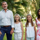 Los reyes y sus dos hijas, la princesa Leonor y la infanta Sofía,  en los jardines del palacio de Marivent, donde han posado para los medios en la tradicional sesión gráfica del verano en Palma.-EFE / BALLESTEROS