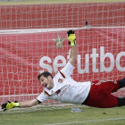 - El portero de la selección española Iker Casillas durante el entrenamiento que el combinado nacional ha realizado esta tarde en la Ciudad del Fútbol de Las Rozas.-EFE