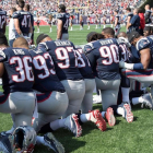 Los jugadores de New England Patriots protestan arrodillados durante el himno-JOHN CETRINO