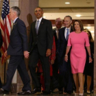 Obama llega a la reunión con los miembros demócratas del Congreso.-REUTERS / CARLOS BARRIA
