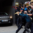 Pedro Sánchez, a su salida en coche del hospital de Sant Pau, donde visitó a agentes heridos en los disturbios de las protestas por la sentencia del ’Procés’-