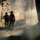 Unos bomberos tratan de controlar el fuego cerca del volcan Vesubio.-CESARE ABBATE