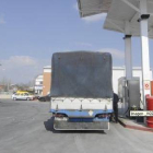 Los vehículos pesados prefieren repostar en estaciones de servicio de comunidades autónomas limítrofes en un ahorro que supone 50 euros por cada llenado completo de depósito. / VALENTÍN GUISANDE-