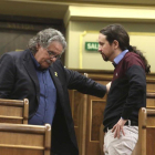 El portavoz de ERC en el Congreso, Joan Tardà, y el líder de Podemos, Pablo Iglesias, en la sesión de control al Gobierno-DAVID CASTRO