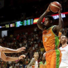 Deon Thompson atrapa un rebote ante Marc Gasol y Víctor Claver.-EFE / / CARLOS DÍAZ