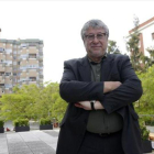 El alcalde socialista de Cornellà, Antonio Balmón, posa junto al ayuntamiento, el pasado martes.-MÒNICA TUDELA