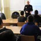 Una charla de un miembro de la Policía Nacional en un colegio de Soria.-VALENTÍN GUISANDE