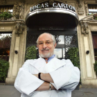 Alain Senderens, en el 2002, frente al restaurante que dirigía entonces, Lucas Carton.-