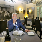 En la imagen, el hostelero Lucio Pastor en el comedor del nuevo establecimiento Casa Lucio reconvertido en gastrobar.-MANUEL BRÁGIMO