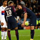 Neymar y Cavani discuten sobre el punto de penalti.-AFP