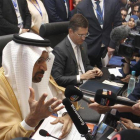 Khalid Al-Falih, ministro de Energía de Arabia Saudí, habla con los periodistas.-ANIS BELGHOUL