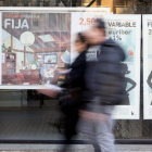 Promoción de hipotecas en una oficina bancaria de Barcelona.-FERRAN NADEU