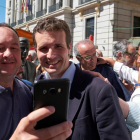 Pablo Casado, con simpatizantes del PP, el domingo en Ávila. /-RAÚL SANCHIDRIÁN (EFE)