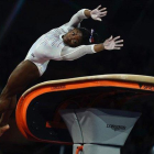 Simone Biles en el concurso del salto de potro en la final individual del Mundial-LIONEL BONAVENTURE (AFP)